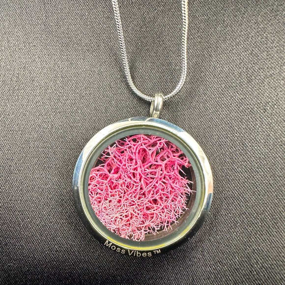 Eternal Moss Locket Pendant Necklace- Rose Pink - Picture 3 of 10